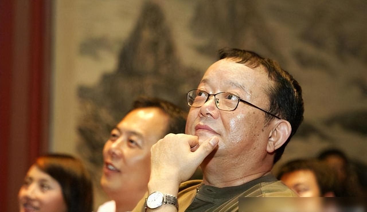 回顾60岁有儿子的王刚本以为可以安度晚年但如今情况让人感叹