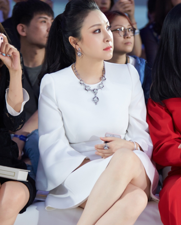 还有一点,隋兰曾经也是一名军人,一个英俊潇洒,一个才貌双全,两人一