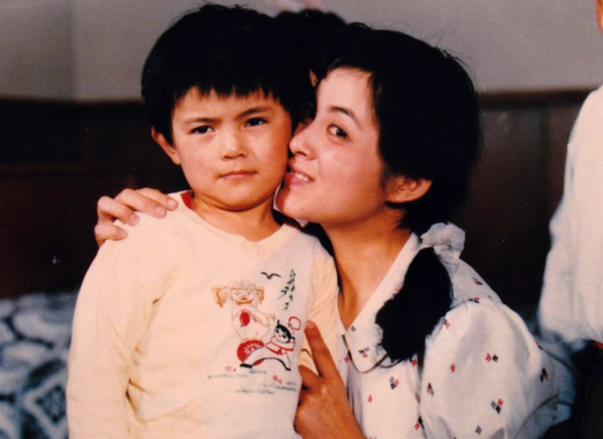 一直到他五岁,才拥有了一间属于他们家的又小又黑的破房子.