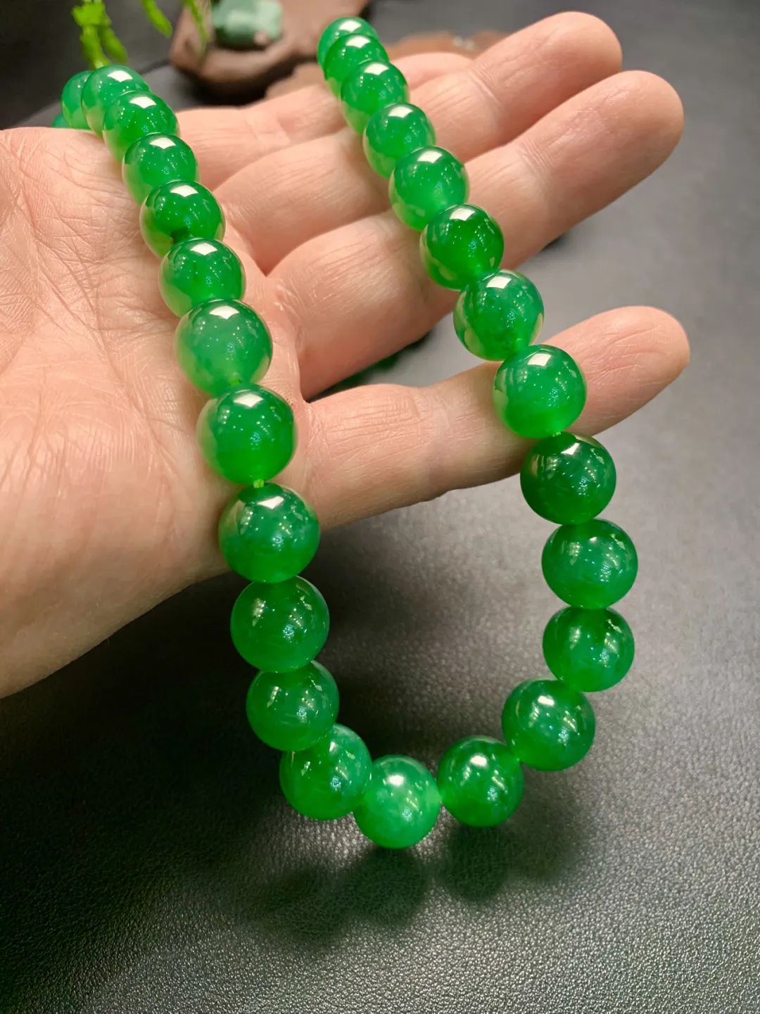 超2亿元的麻花手镯,宋美龄与翡翠的传奇渊源