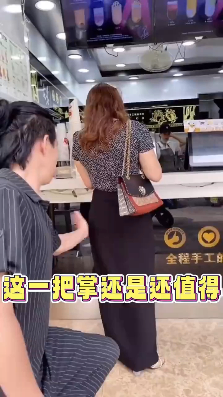 老板娘的屁股太大了,老赵看见就来摸