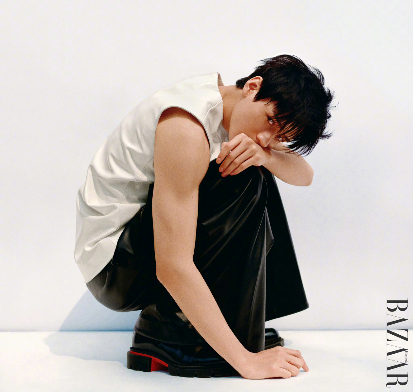 龚俊 时尚芭莎封面来了,白背心展现完美的肌肉线条,清新脱俗,浓而不腻