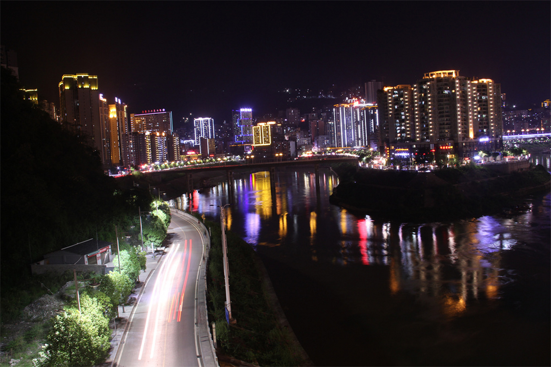 彭水滨江路夜景图片