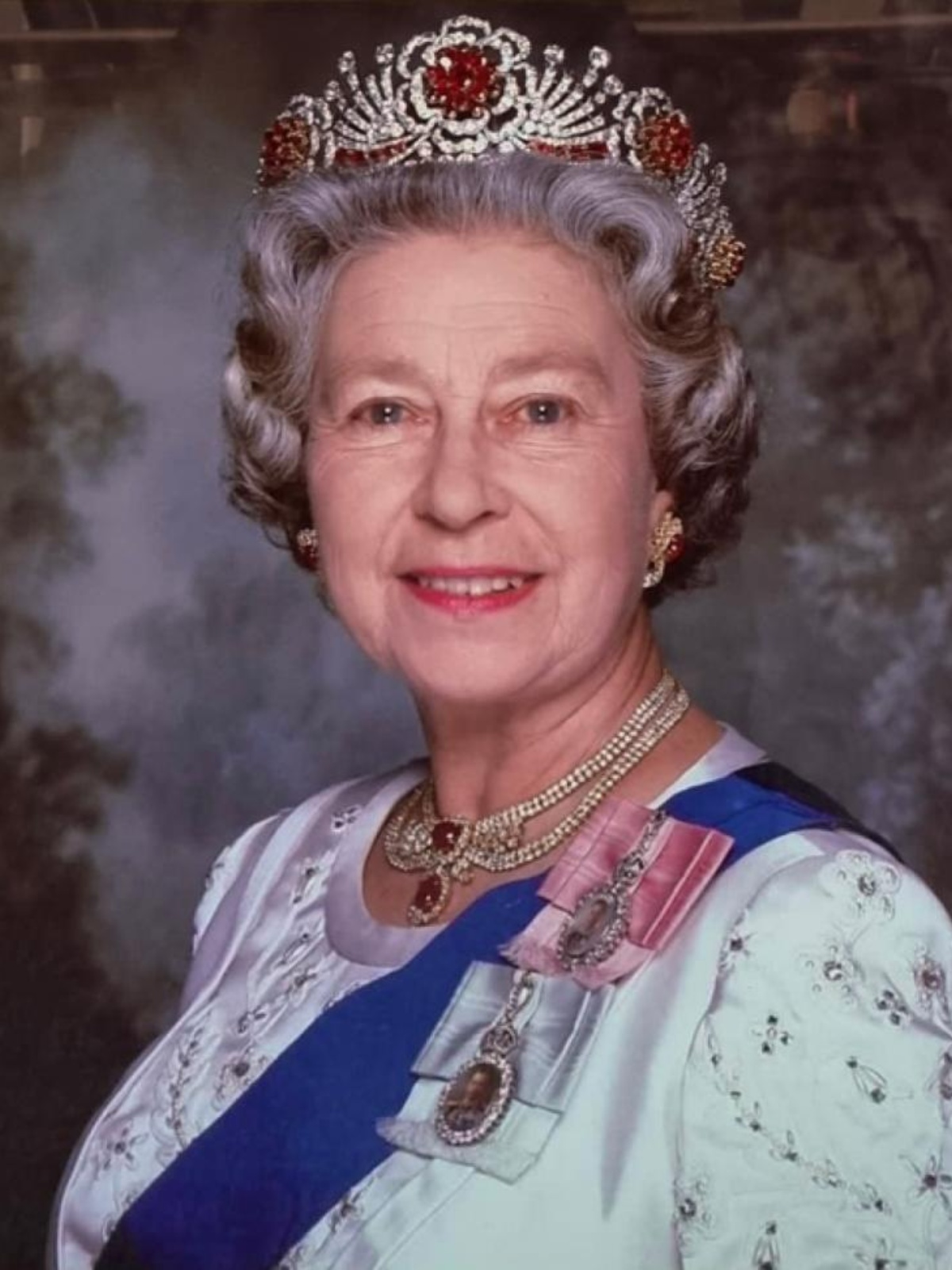 伊丽莎白二世是英国历史上在位时间最长的君主,她以坚韧和智慧应对