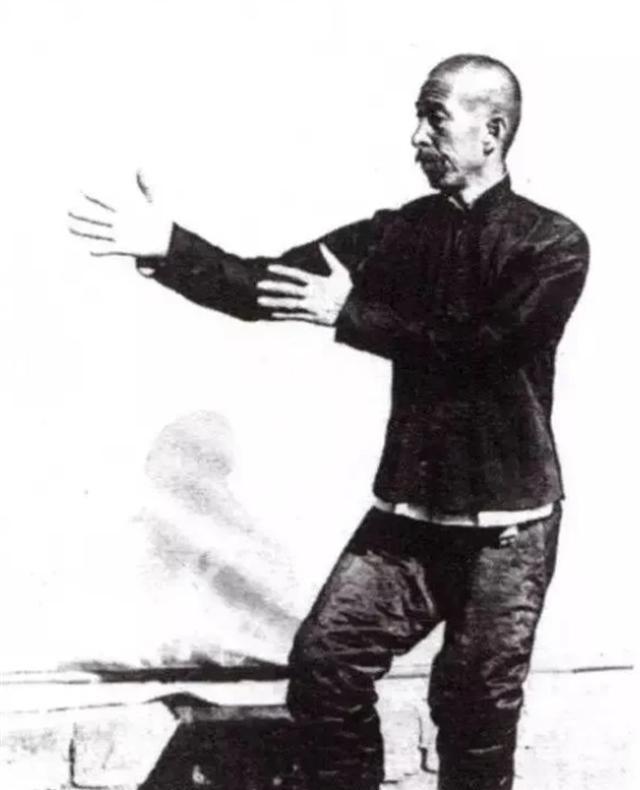 1931年,71岁的"天下第一手"孙禄堂在上海刊登了一则收徒的消息,公布了