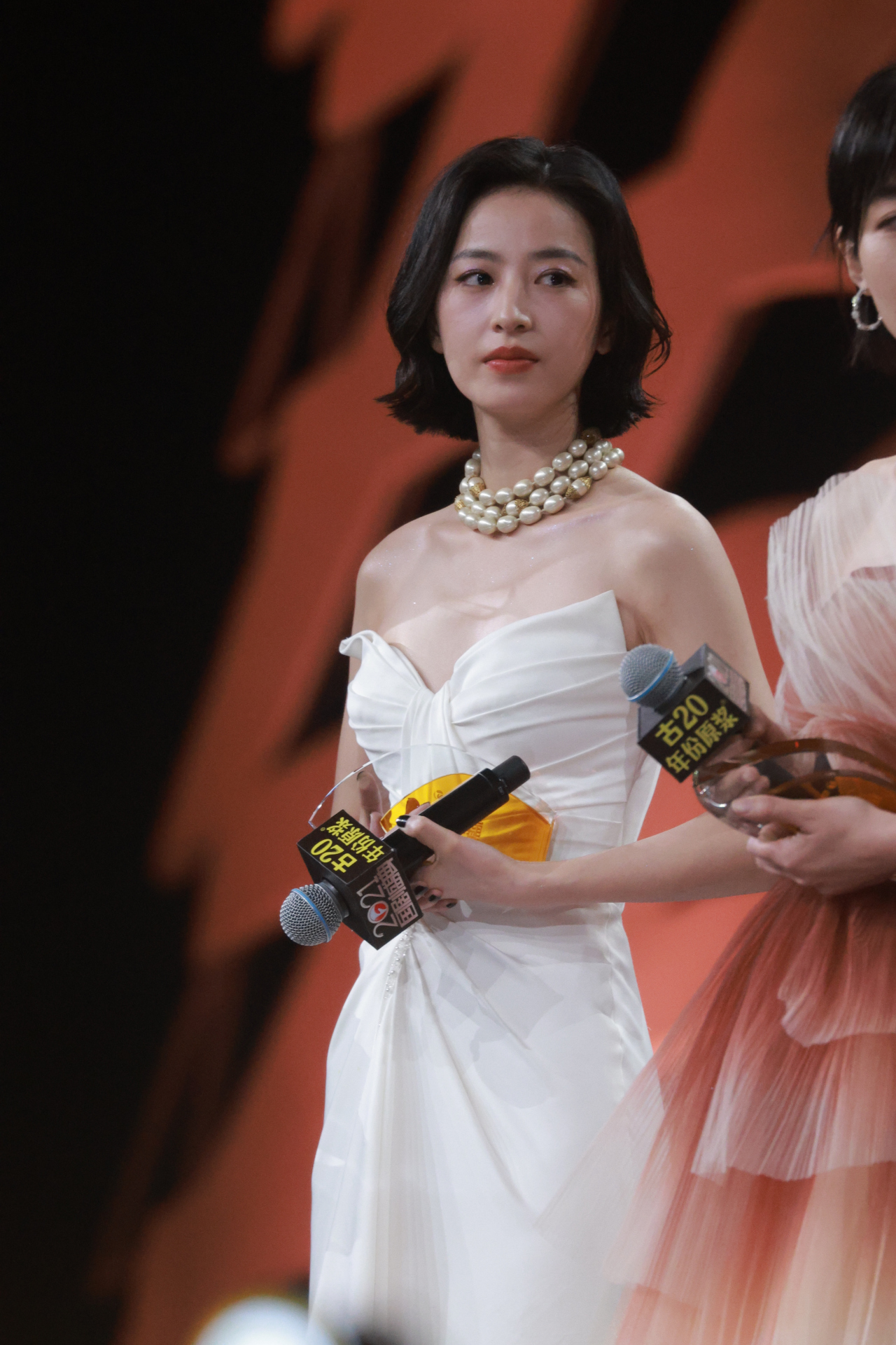 【71】周雨彤白色露肩长裙出席国剧盛典红毯,姐姐笑起来真甜 400张