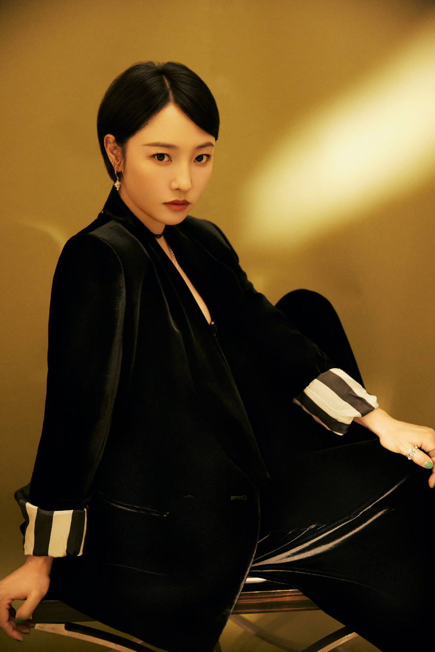 白百何最新营业照,美女这是又剪头发了吗,短发造型好清爽!