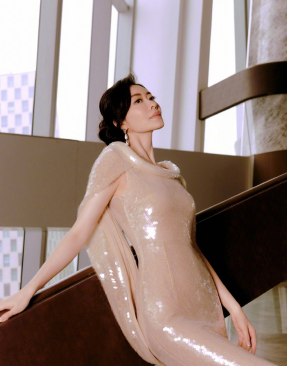 熊黛林这礼服是不是有点夸张了