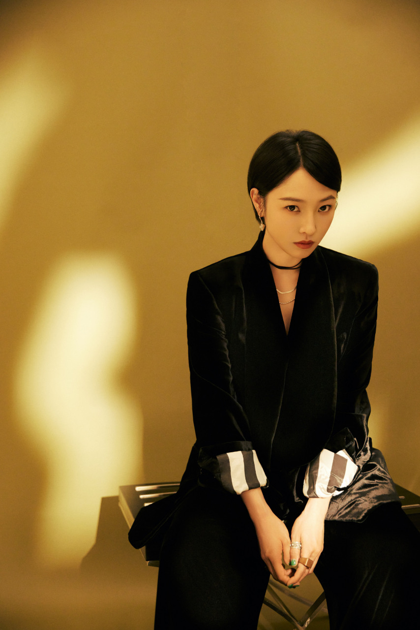 白百何最新营业照,美女这是又剪头发了吗,短发造型好清爽!