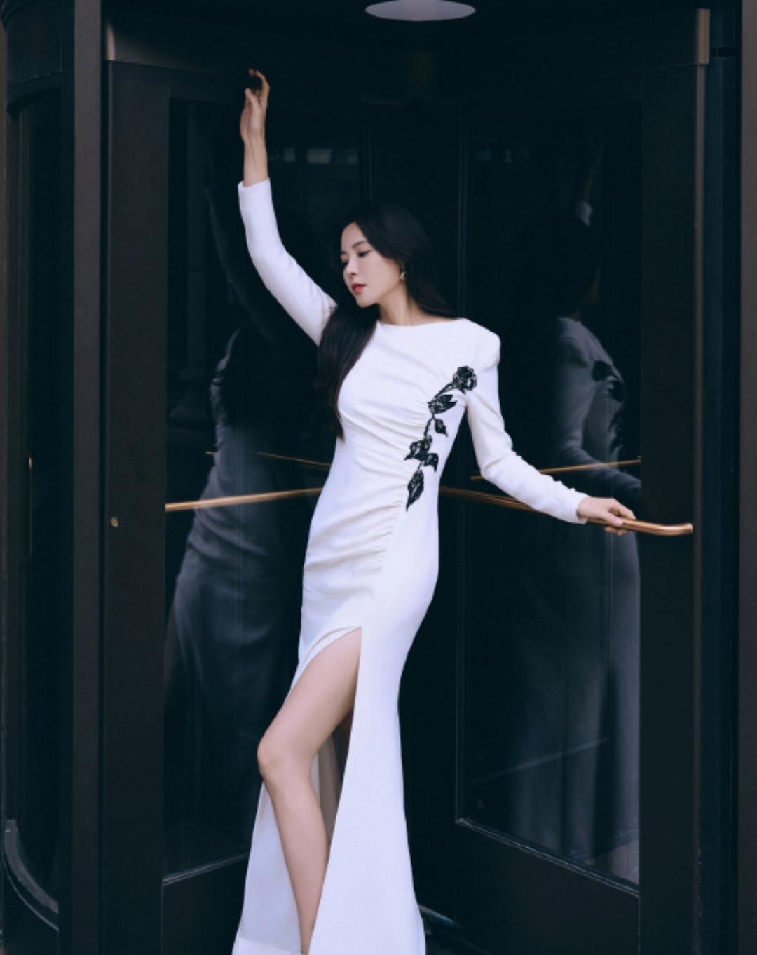 曾黎高开叉长裙大赏,白皙美腿玉足诱人至极,美爆了!