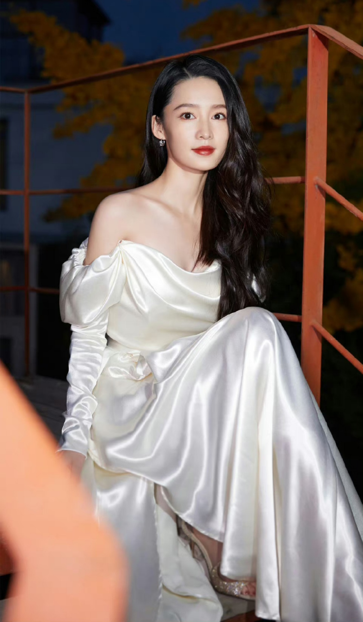 李沁,长裙高跟鞋,性感至极