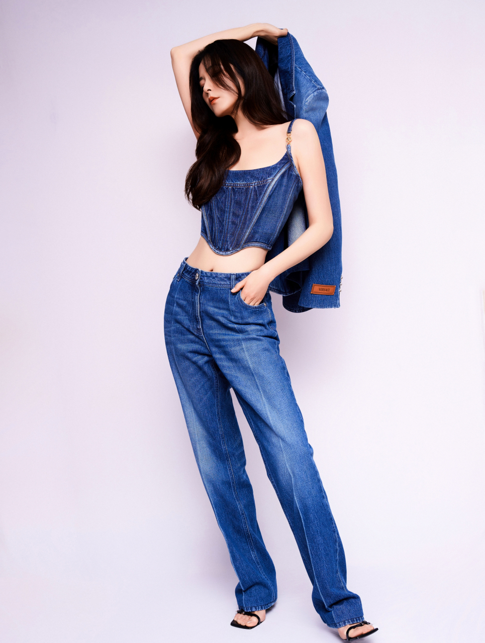 曾黎好酷,一身牛仔穿搭,青春时尚,又美又飒!