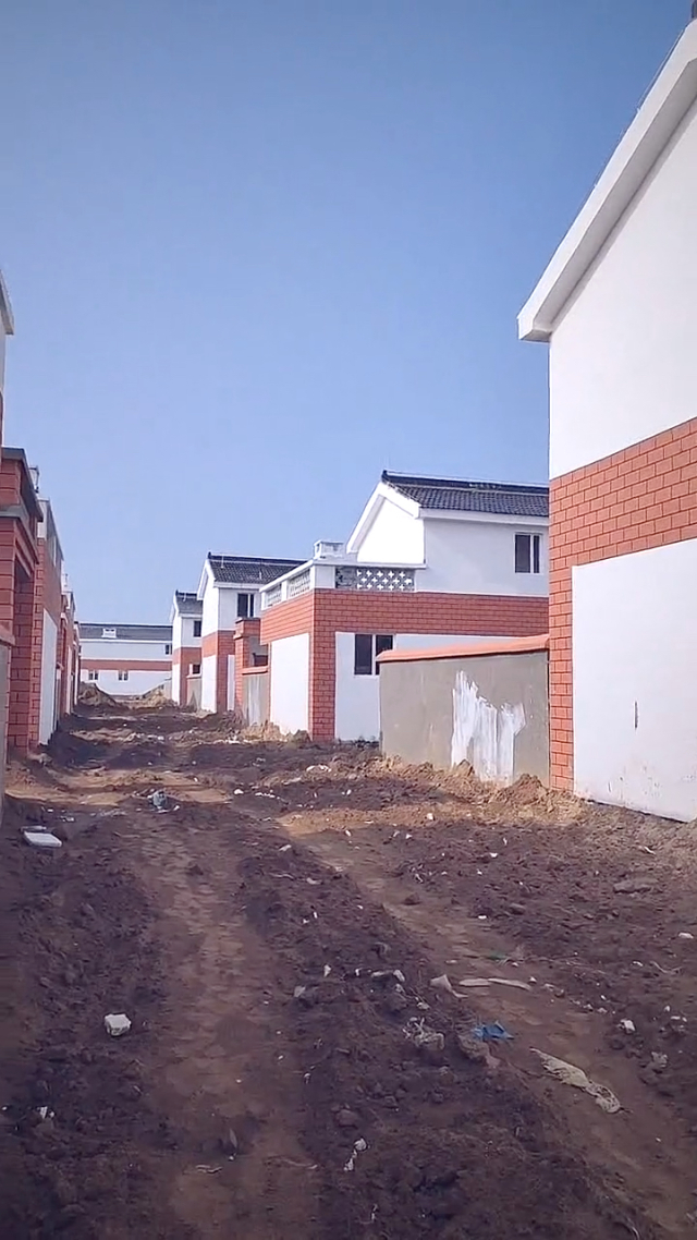 农村合村并居后所占土地租赁费,如果乡镇不负责的话该向谁要?