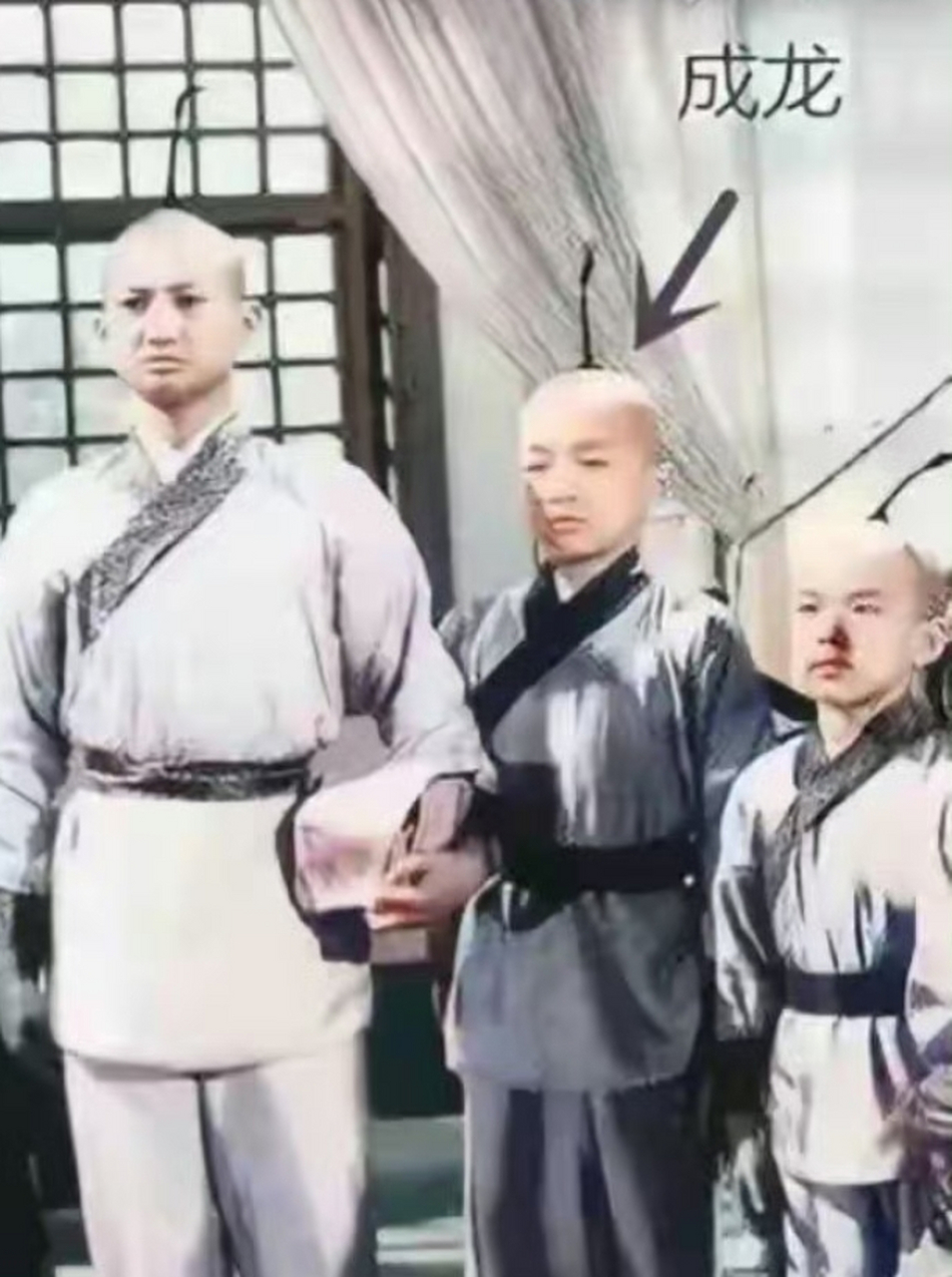 洪金宝成龙小时候的合影,旁边最小的那个是元彪吗?