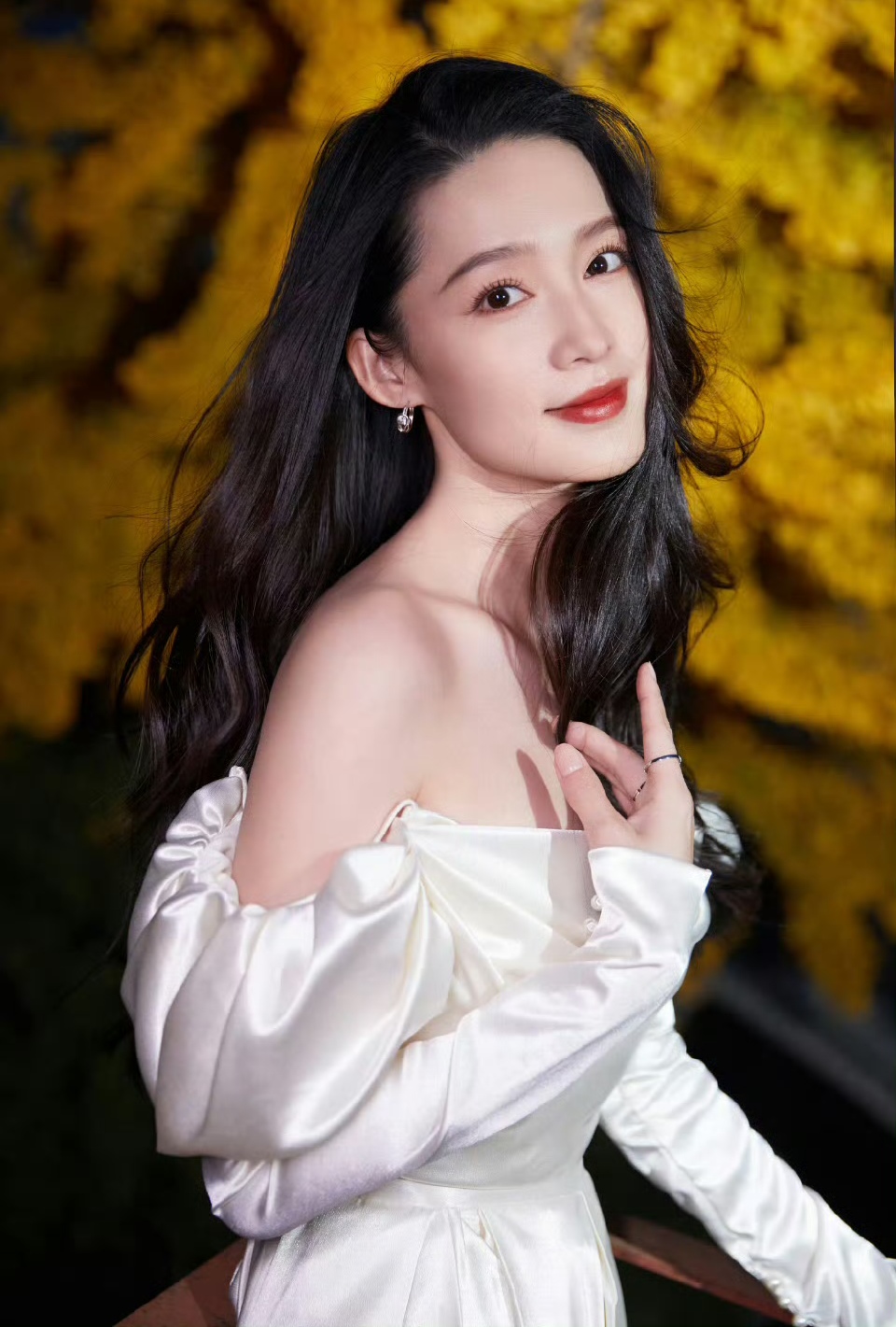 李沁,长裙高跟鞋,性感至极