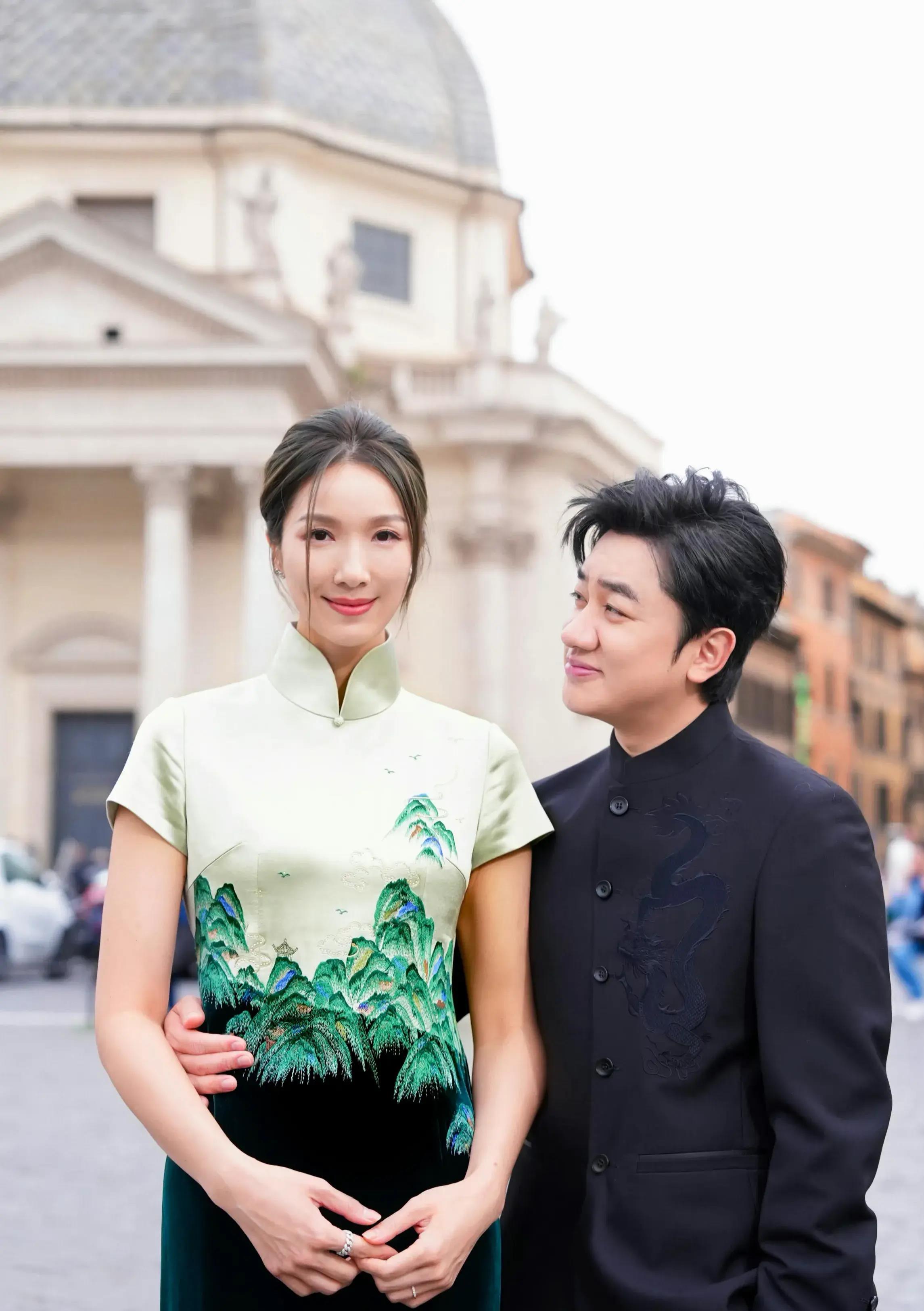 王祖蓝李亚男夫妻把新中式穿去欧洲,王祖蓝看老婆一脸傲娇:真美