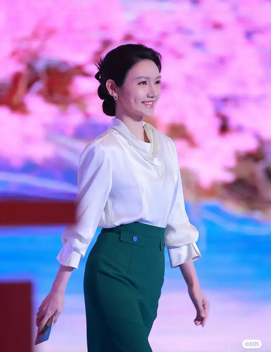主持人龙洋白色衬衫配深绿色半身裙亮相《中国诗词大会》优雅气质