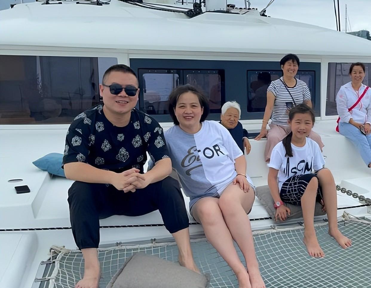 德云社岳云鹏妻子聚会照被晒,吃胖了,与岳云鹏更有夫妻相了