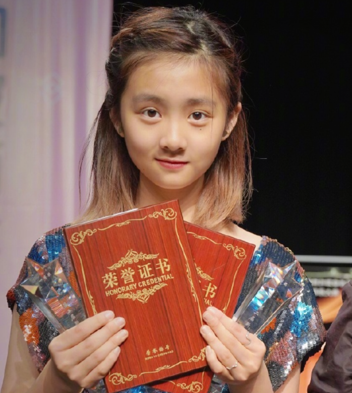 黄磊大女儿指责路人插队被怼,黄多多的优秀勇敢,到底刺痛了谁