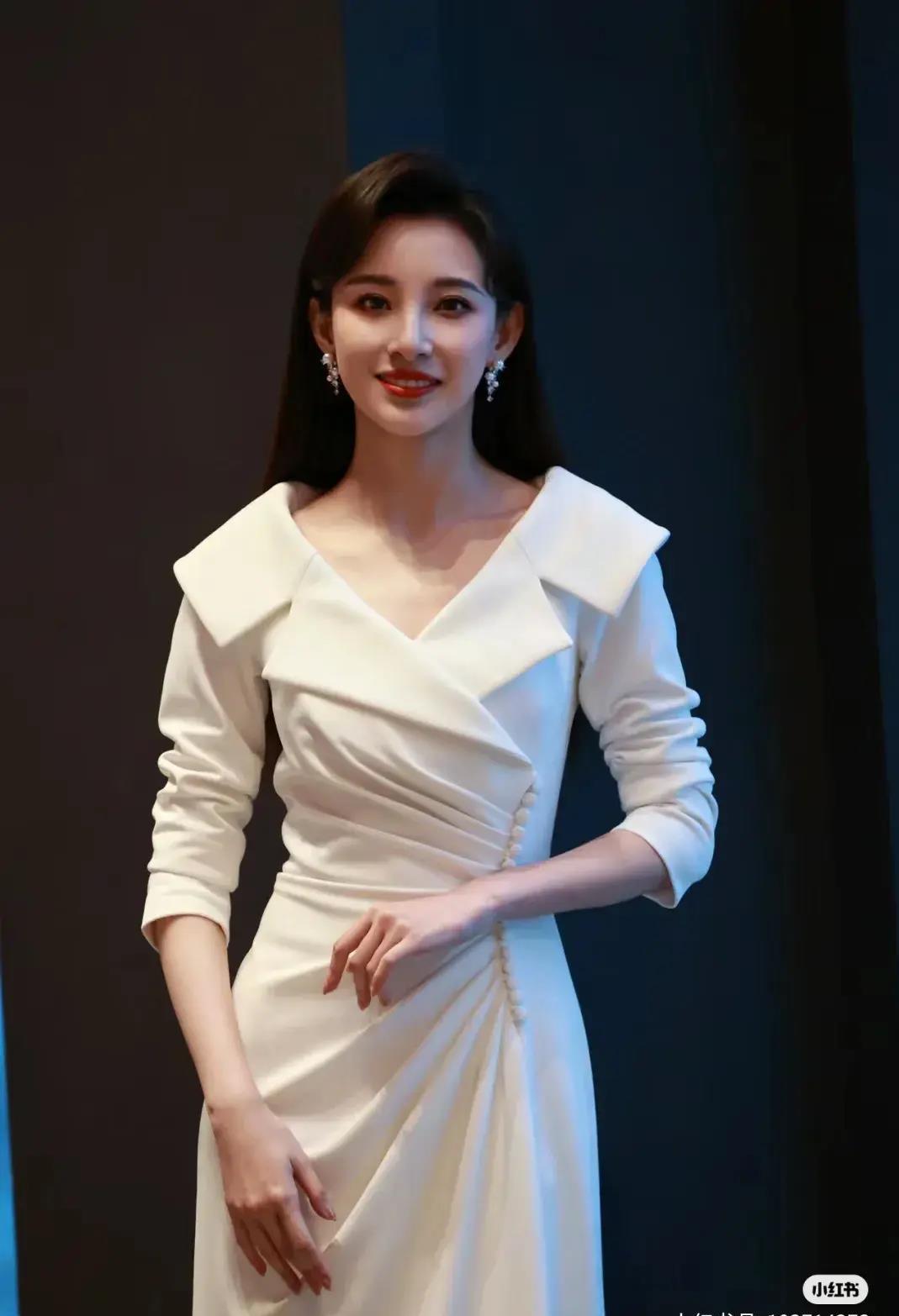 央视主持人马凡舒一袭白色修身裙亮相《科普中国》,优雅知性气质