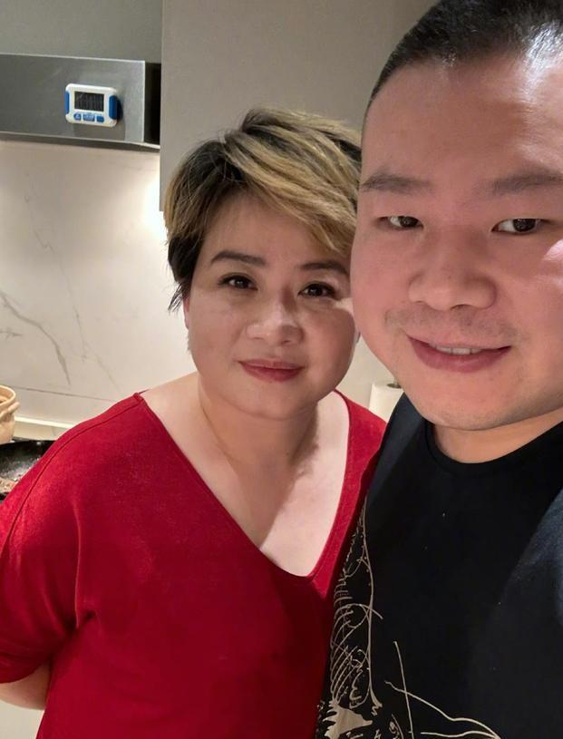 德云社岳云鹏妻子聚会照被晒,吃胖了,与岳云鹏更有夫妻相了