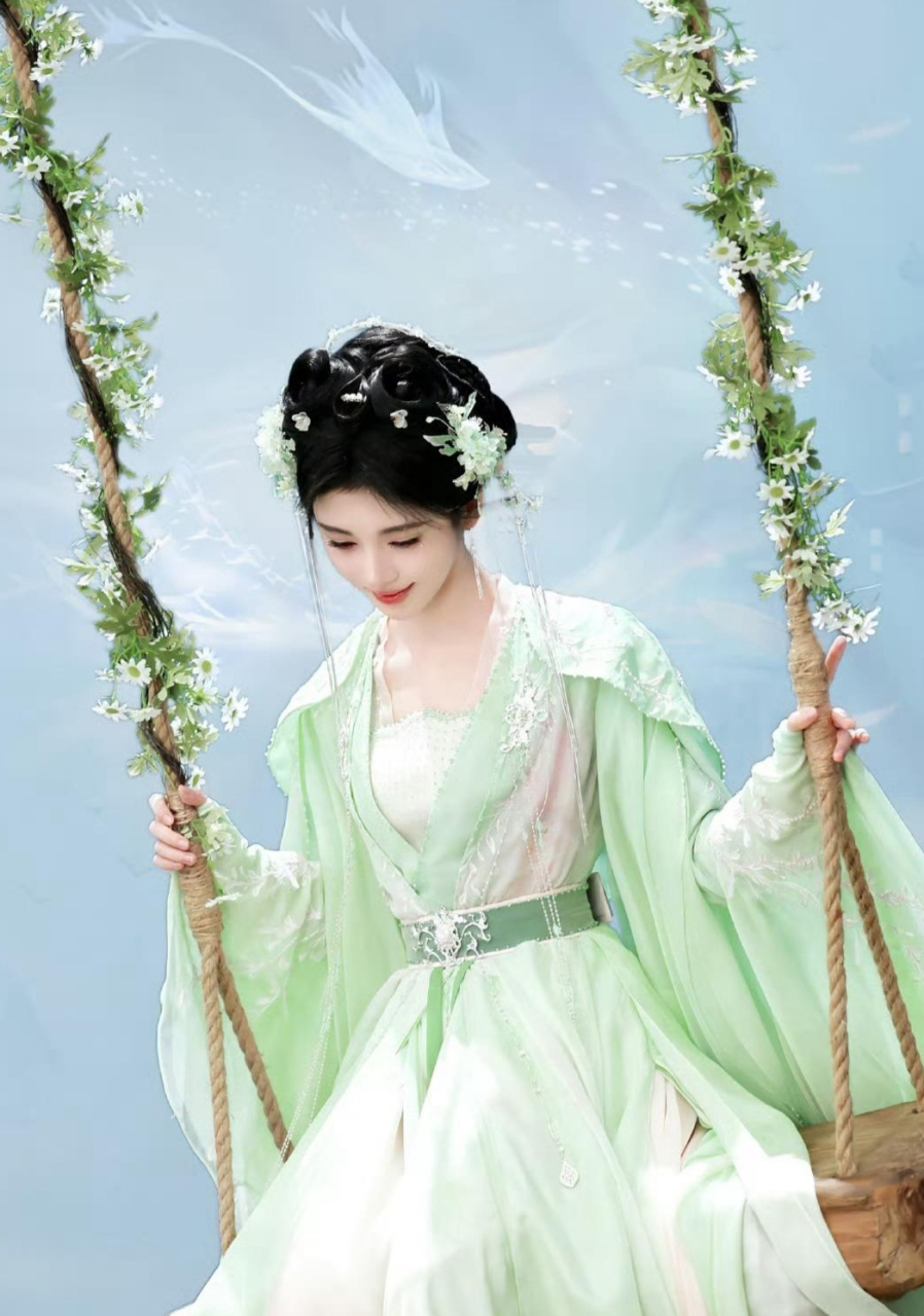 鞠婧祎这身绿裙造型也太仙了,清新脱俗,温婉俏丽,美得令人惊艳!