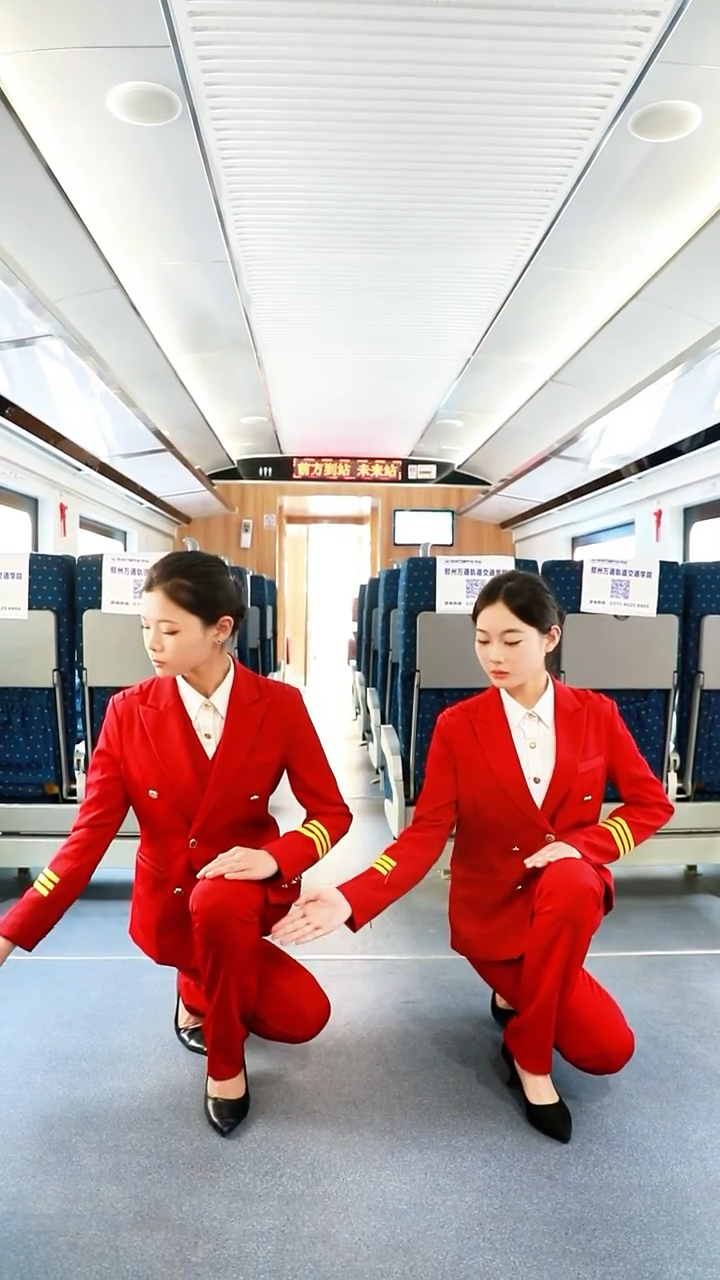 乘务专业小姐姐交叉蹲姿展示!