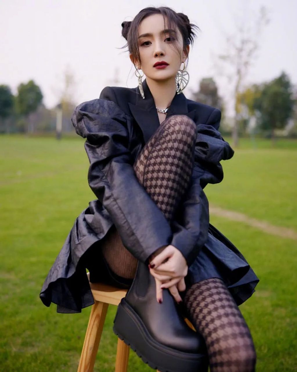 杨幂顶级性感穿黑丝!这黑丝大长腿,简直太美了!