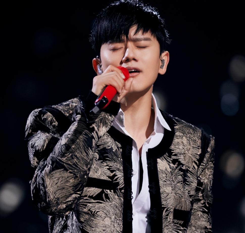 爱情在张杰南昌演唱会绽放:浪漫求婚成最美风景