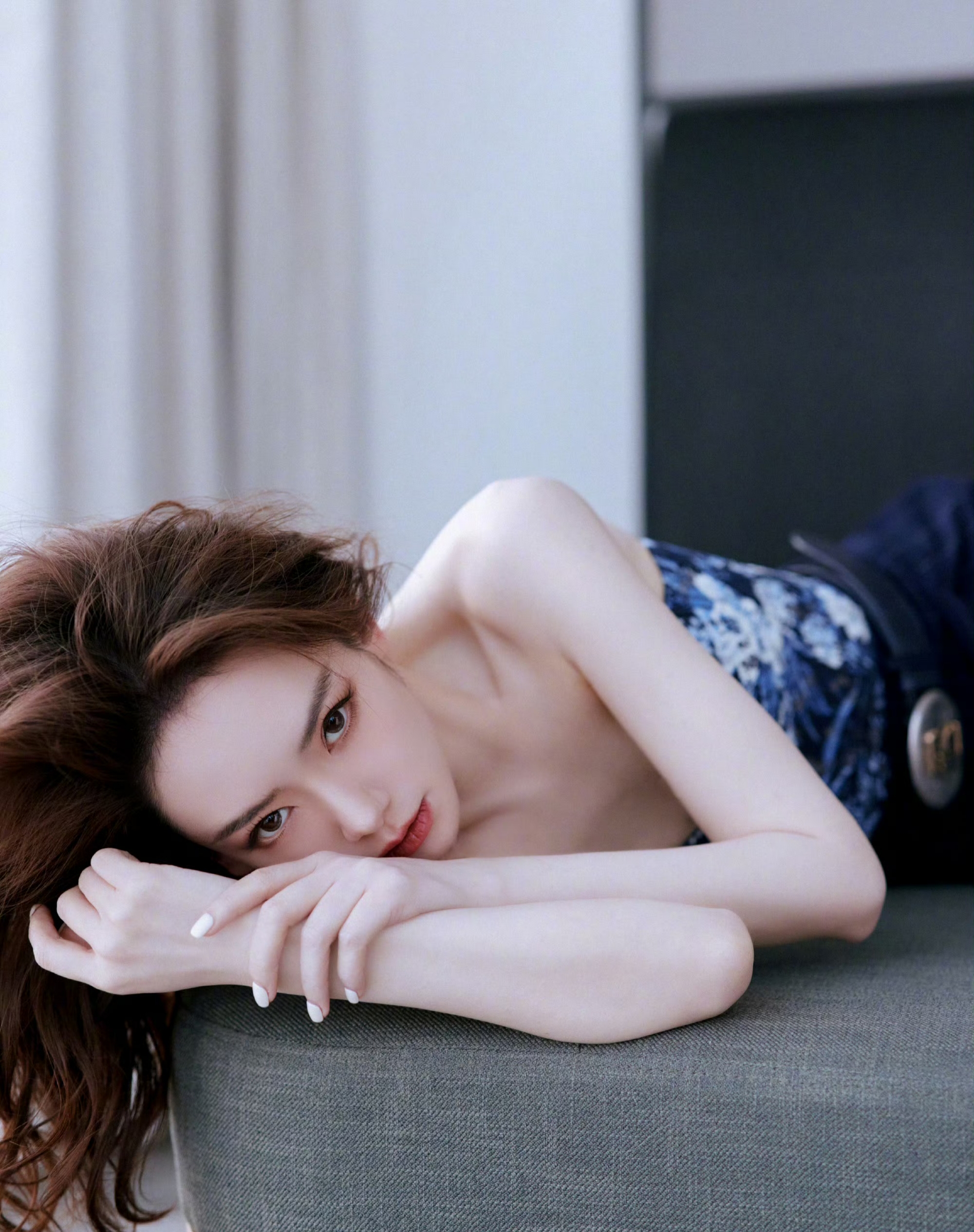 戚薇身穿深蓝抹胸上衣搭配同系条纹裤,锁骨迷人,举止投足间优雅十足