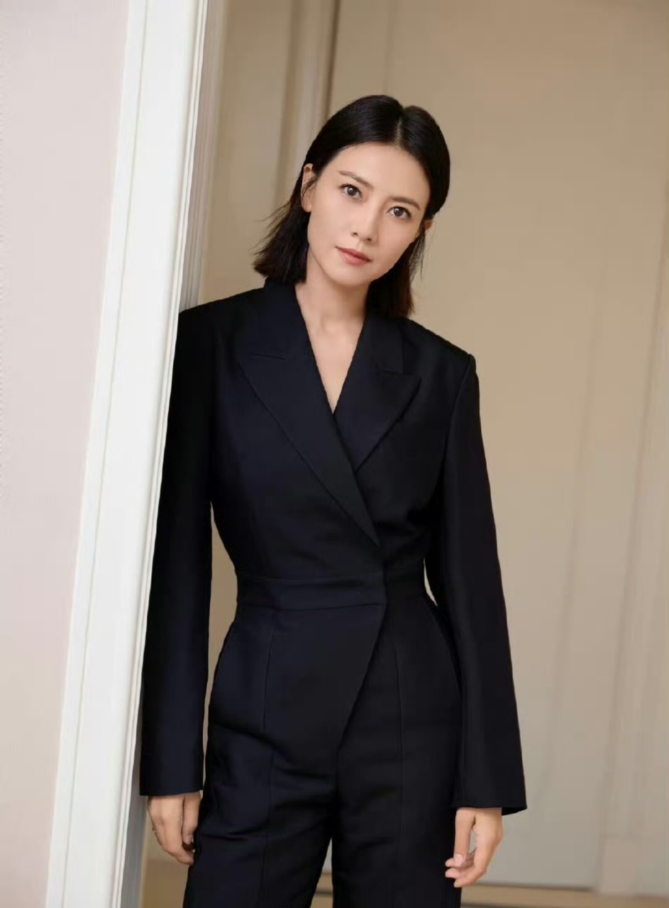 高圆圆,短发黑西服,优雅大方!