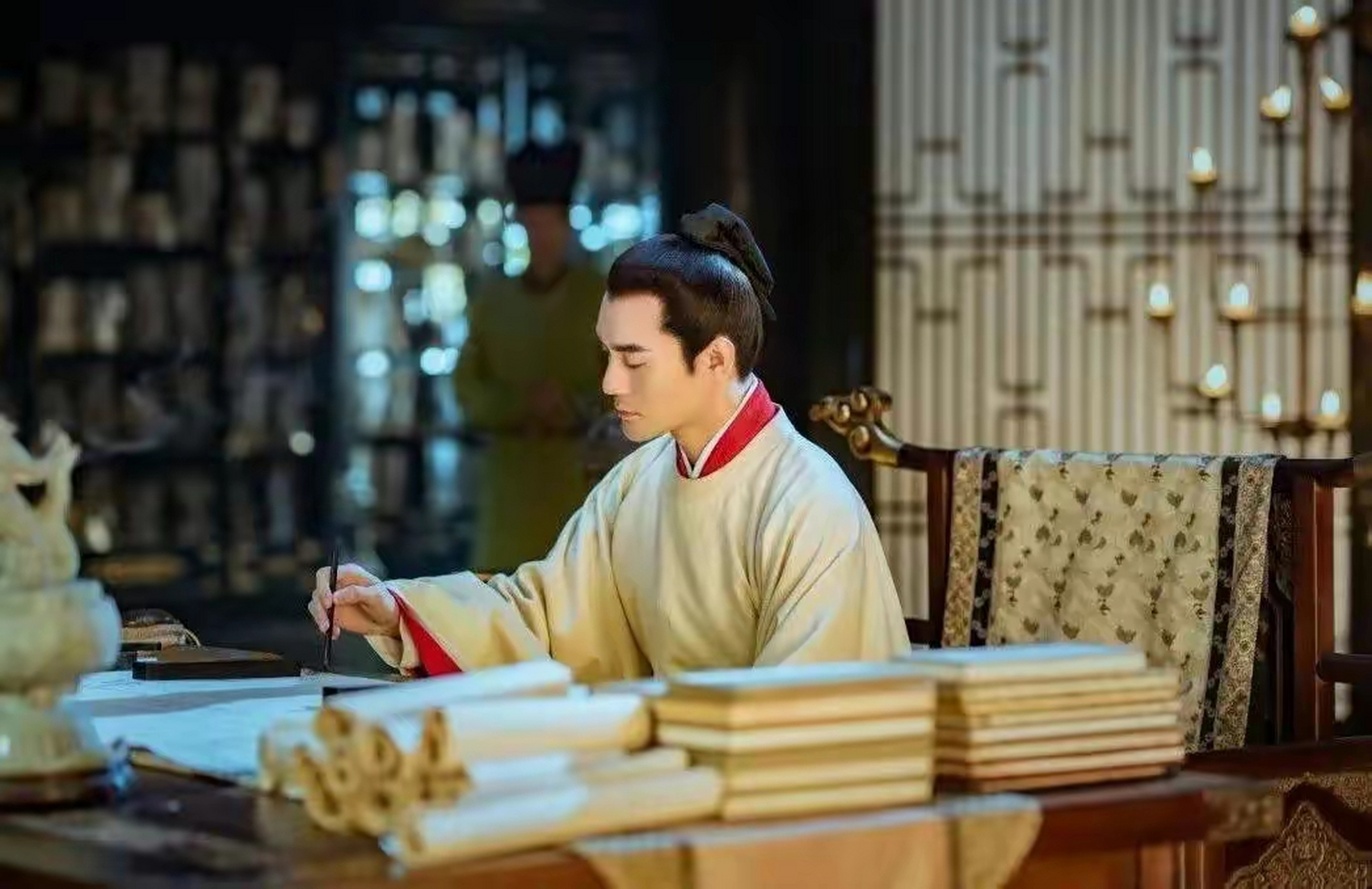 宋朝男子注重仪表,身上佩戴香囊,戴花,熏香,美妆,敷脸,真正做到了男人