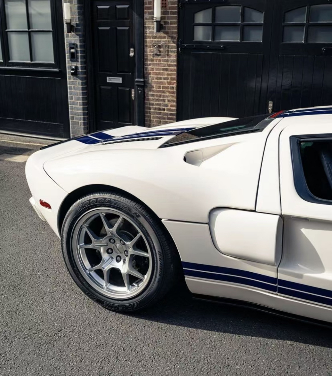 老款福特gt,古朴厚重而给人以力量感十足的感觉[得意]