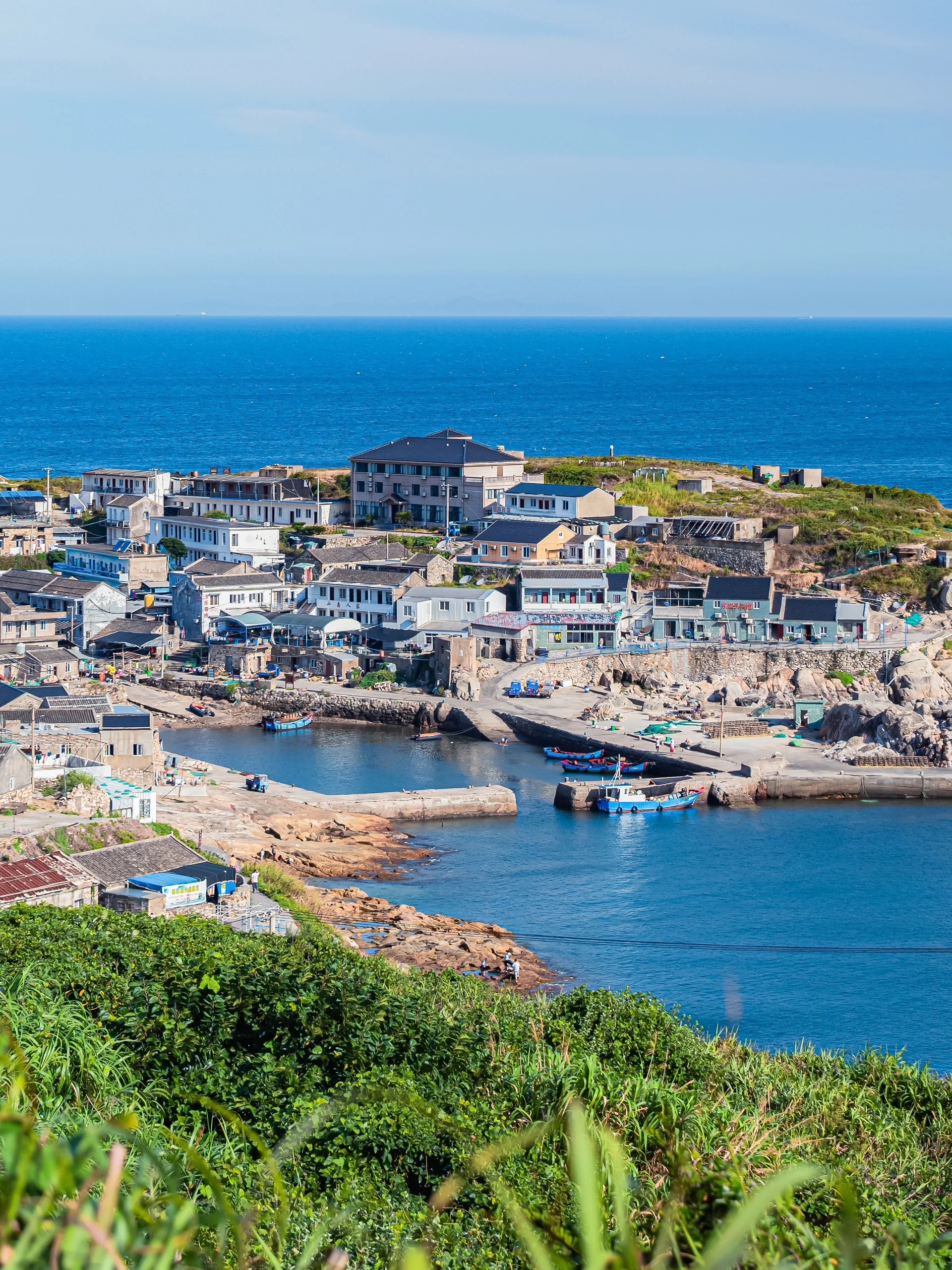 它不是东极岛的遥远,也不像花鸟岛那般热闹,更没有枸杞岛的繁华.