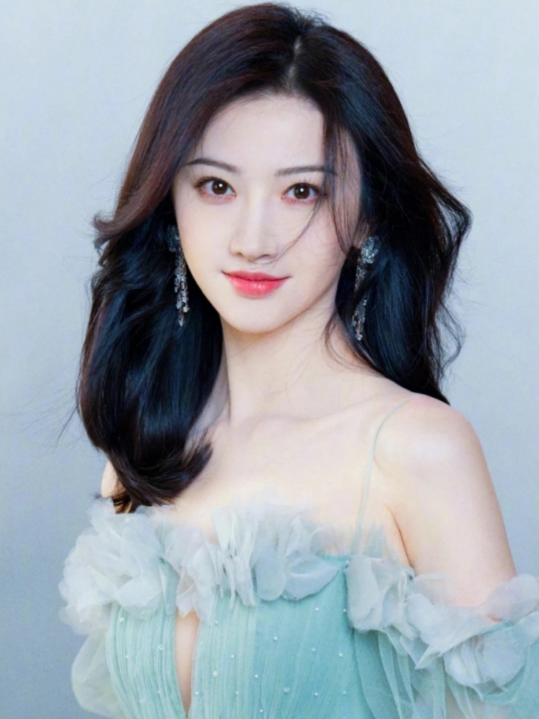 长发披肩温柔可人举手投足间散发着迷人魅力景甜