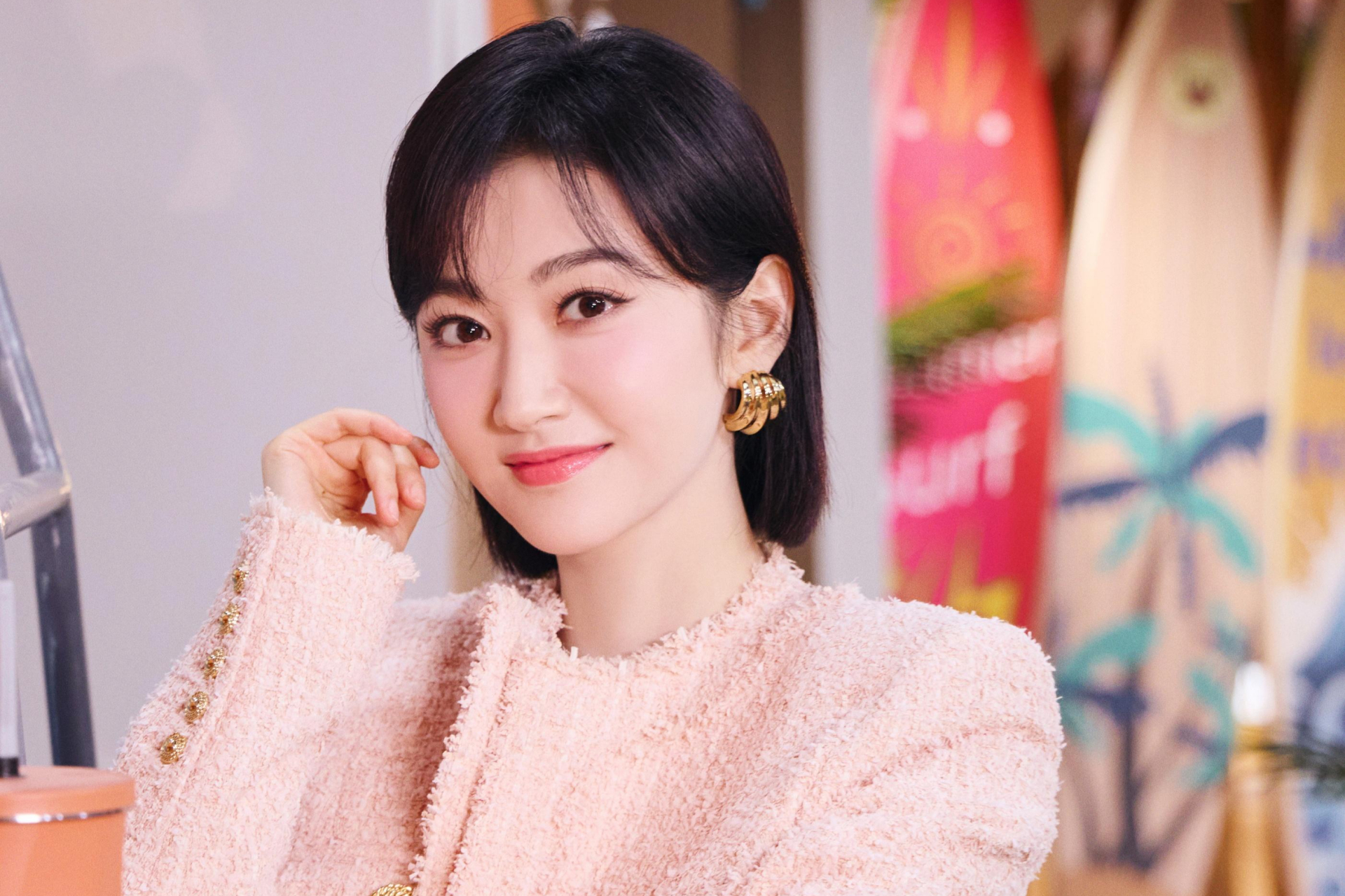 景甜,清纯绝美外貌惊艳四座!她的动作轻盈灵动,穿搭时尚典雅.