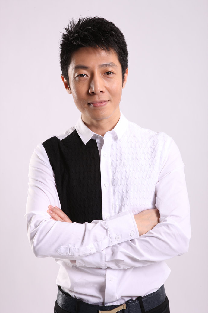 撒贝宁一家4口三亚旅游,撒贝宁穿潮牌好时髦,李白穿泳衣好白皙