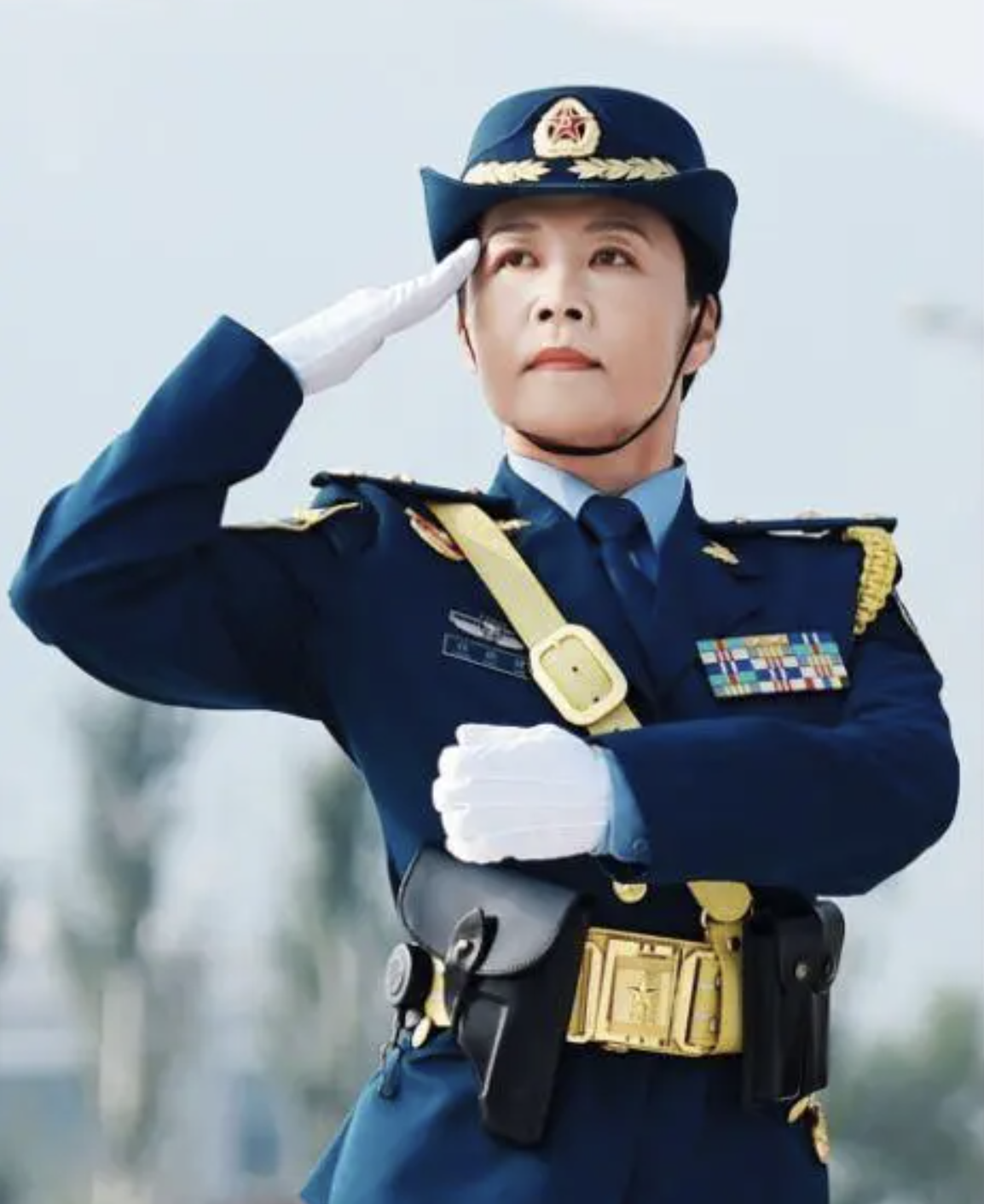 她是空军第一位女师长,18岁入伍,53岁晋升少将,现如今仍在奋斗