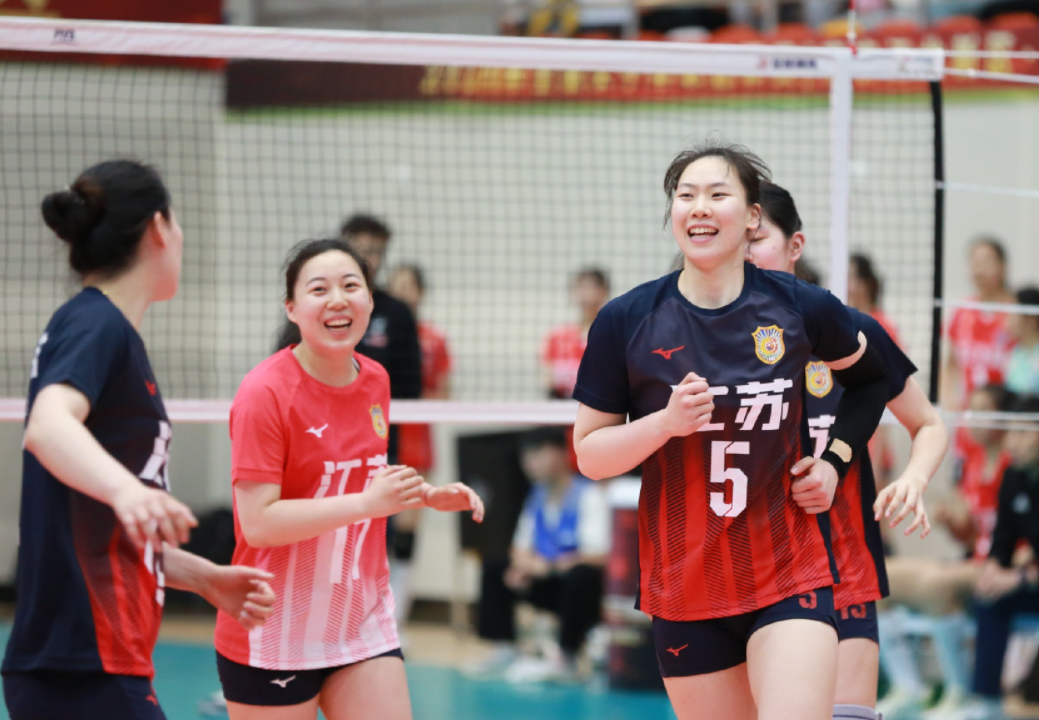 江苏女排获分站赛冠军!172cm二传登场逆转败局,周页彤38扣26中