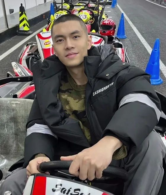 近日,曾被刘姥姥推荐的肌肉小哥拍视频承认了自己被女记者采访承认了