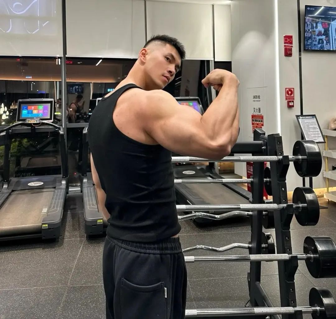 近日,曾被刘姥姥推荐的肌肉小哥拍视频承认了自己被女记者采访承认了