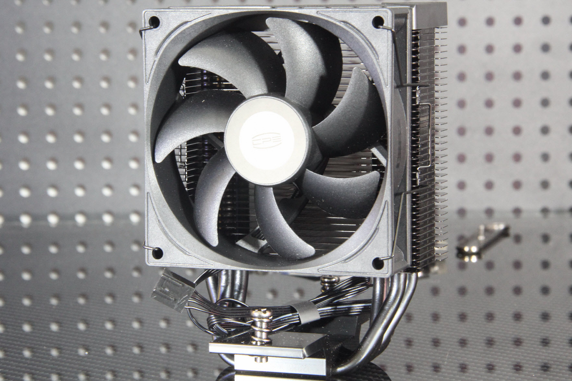 超频三红海h4四热管塔式散热器外观简约大方,散热性能出色,采用四热管