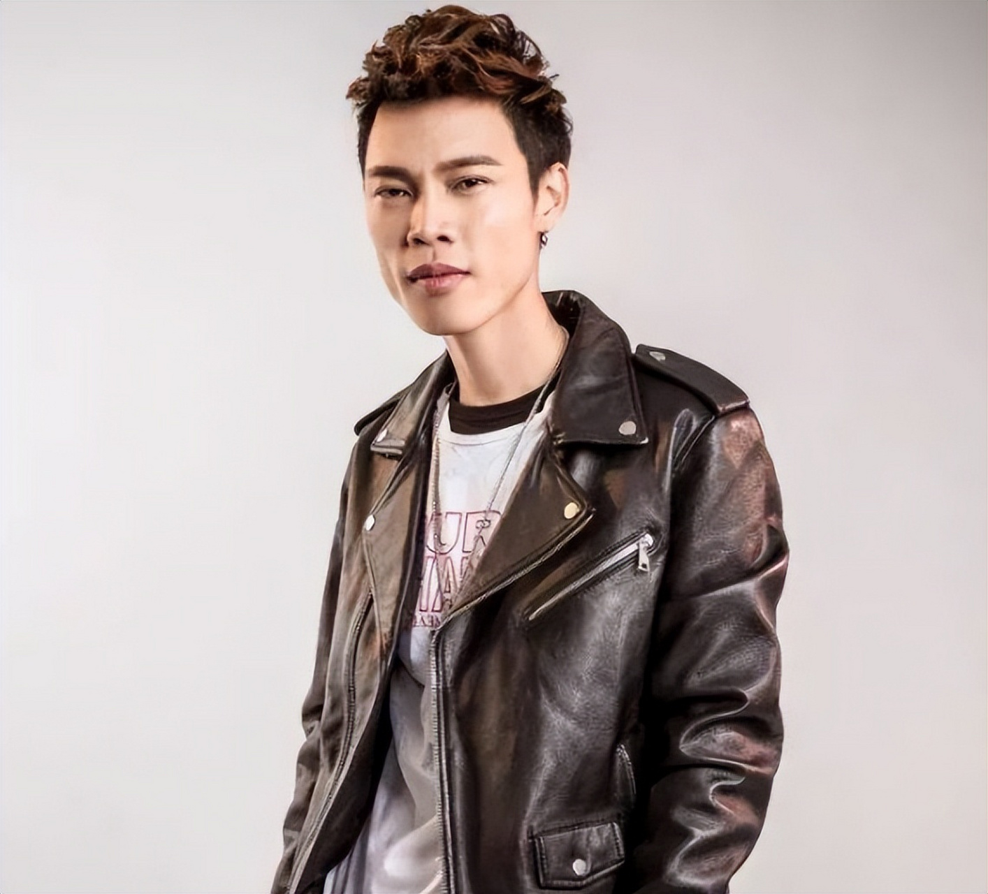 广东雨神凭一首《广东爱情故事》逆袭成富豪,生活品质直线上升!