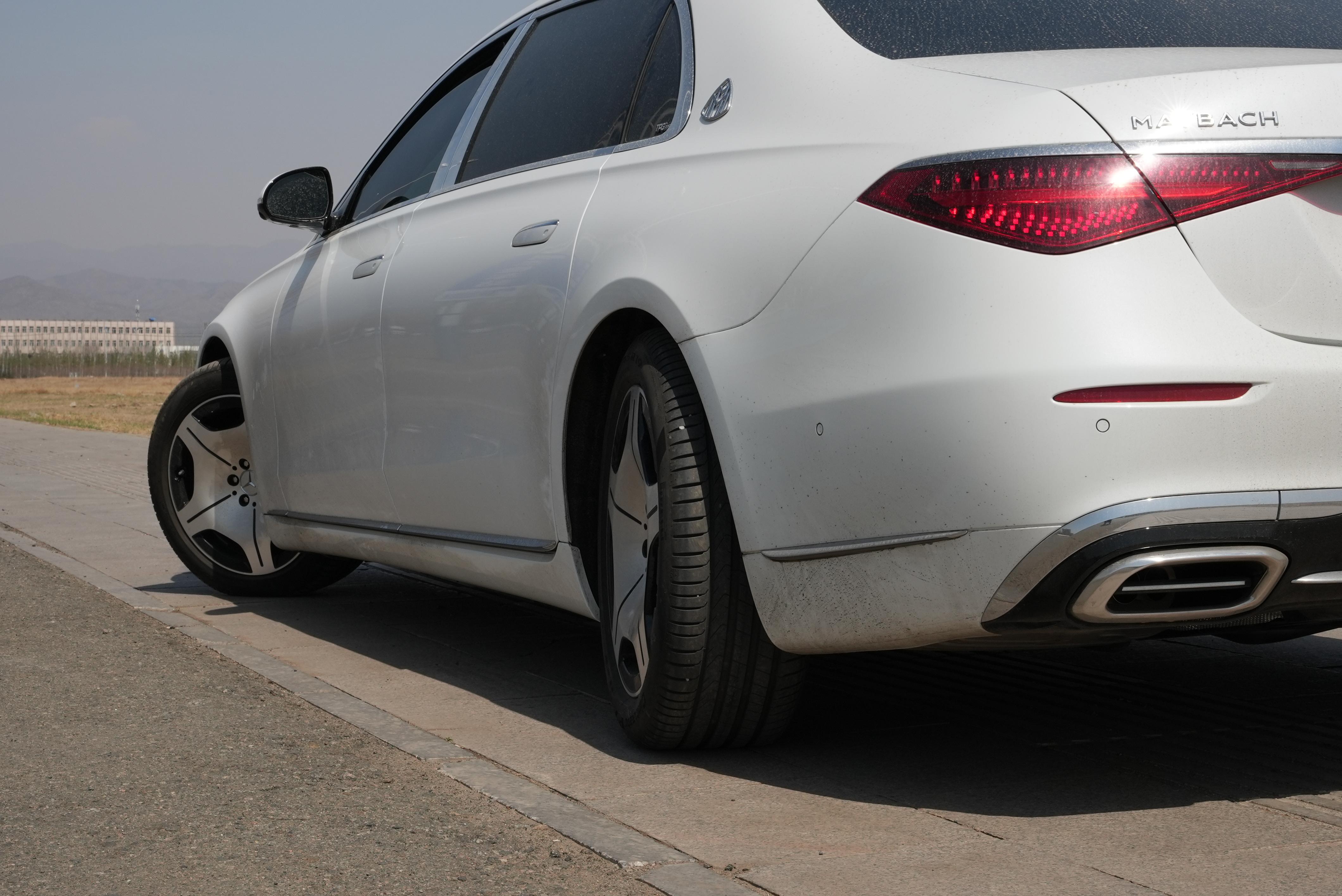 白色的迈巴赫s级真的美不胜收,这对"天使之翼"算是亮点了!