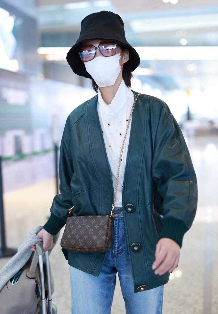 张歆艺43岁身材管理到位,穿搭有范儿.