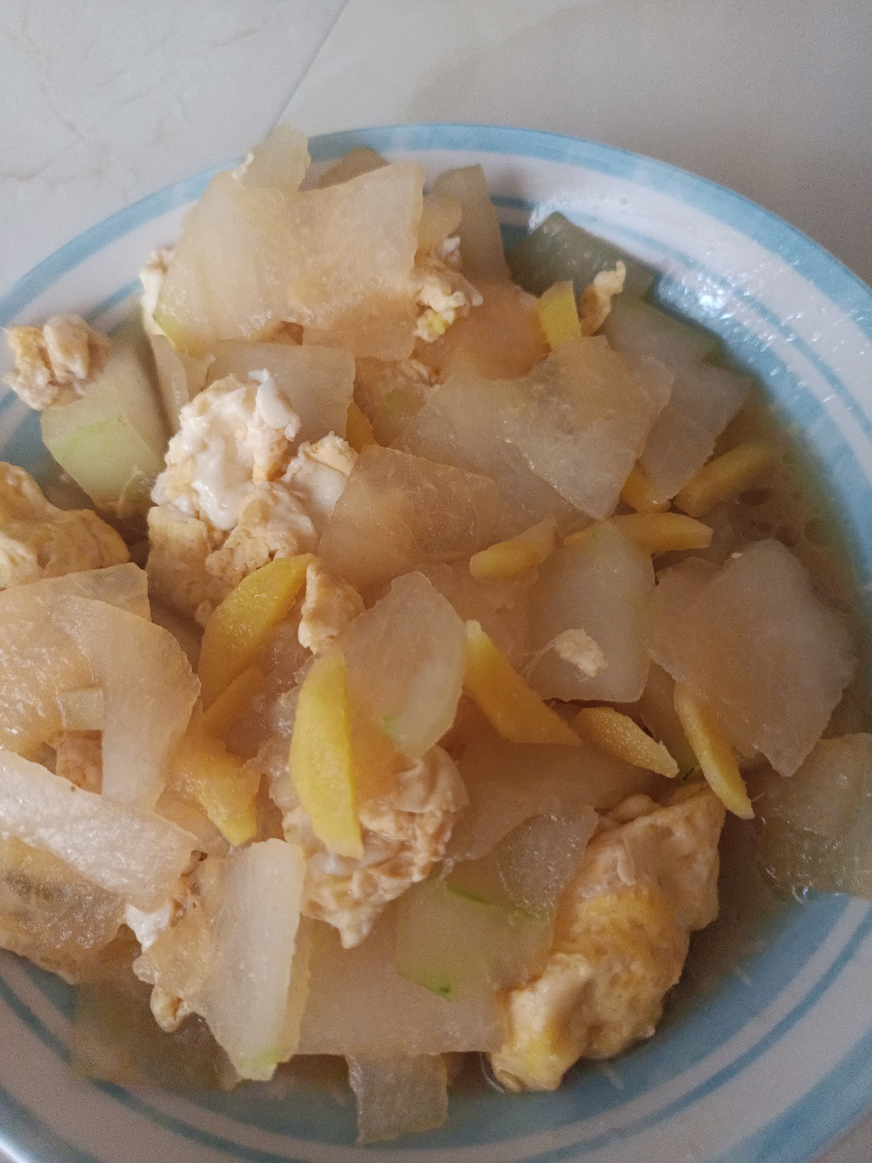 中午我最后决定买的冬瓜,回家做了冬瓜炒鸡蛋,清淡可口,没有热量,就算