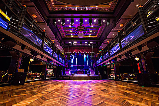 该舞厅共三层,底层为厨房和店面,二层为舞池和宴会厅,最大的舞池计