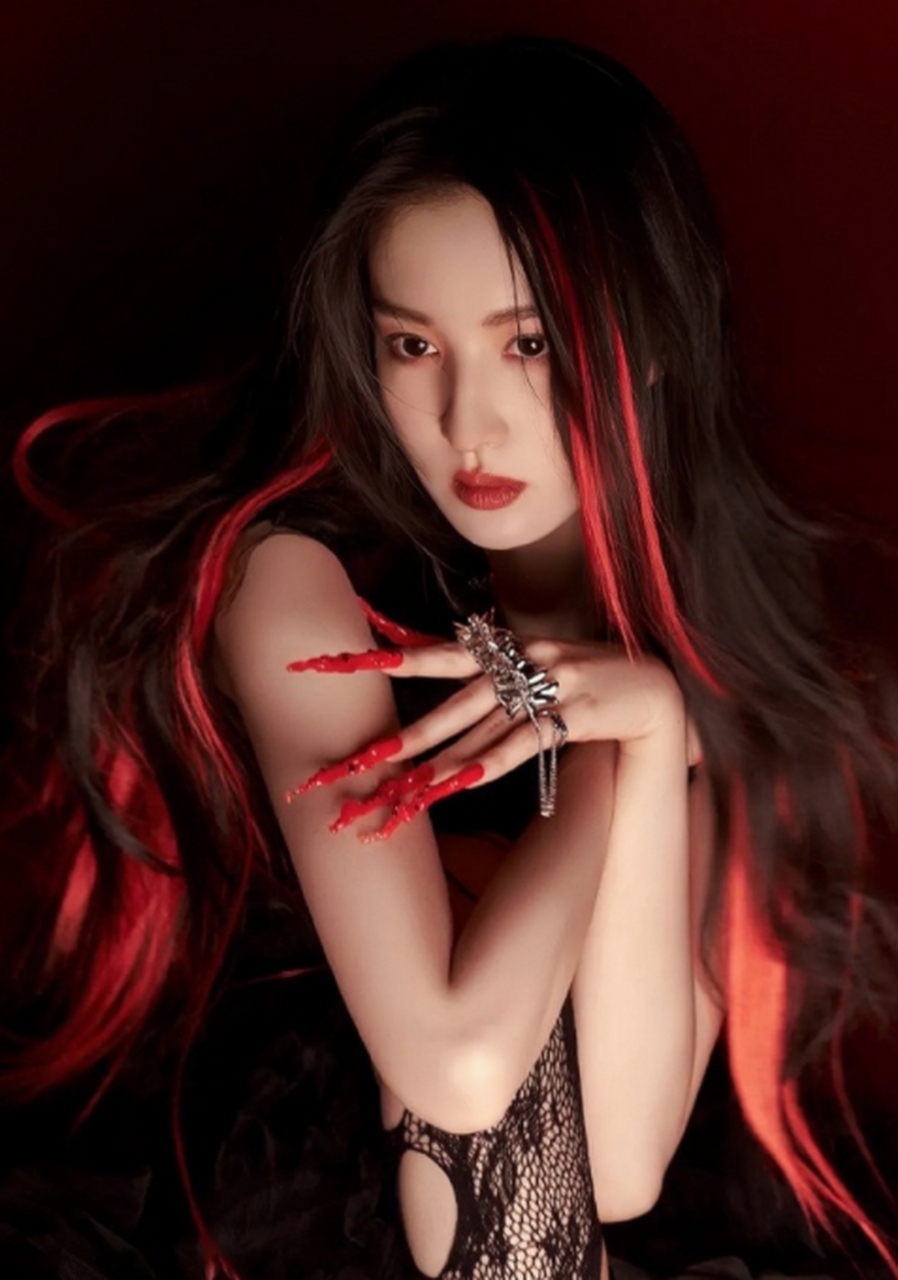 王楚然的红色挑染,红唇和红色指甲,有点先锋风格!