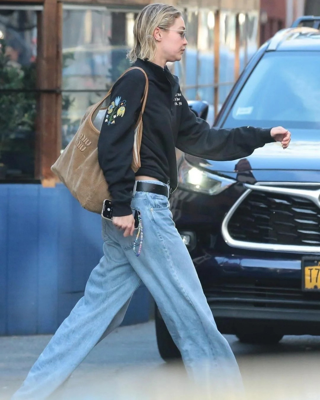 日常怎么穿好看#   看看吉吉·哈迪德(gigi hadid)最近一身休闲穿搭