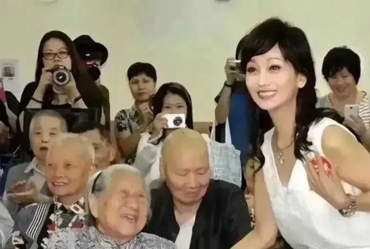 71岁的赵雅芝去敬老院看望72岁的老奶奶,强烈的对比告诉我们一个道理